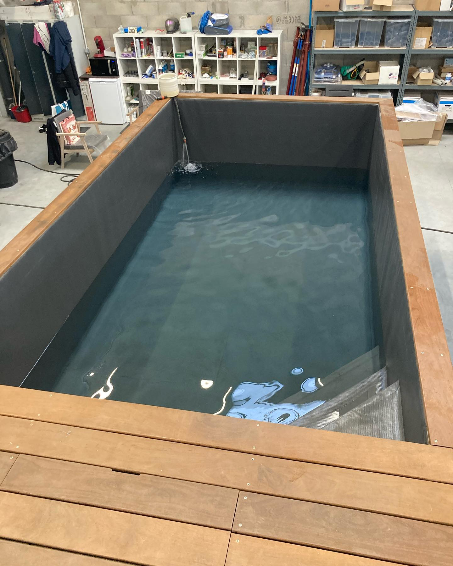 Piscina de diseño tipo contenedor